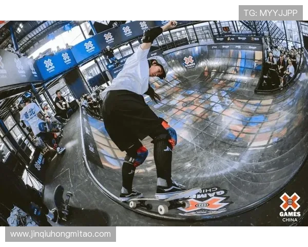 重庆滑板队在极限运动嘉年华中的精彩表现与技术分析